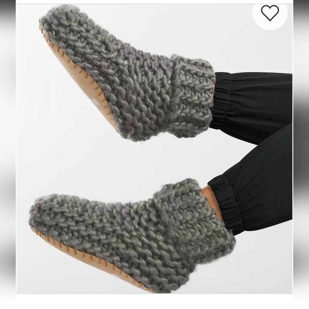 Lemon Cabin Cuffed Cute Bootie slippers in a dark gray chunky knit sz Small 5/6